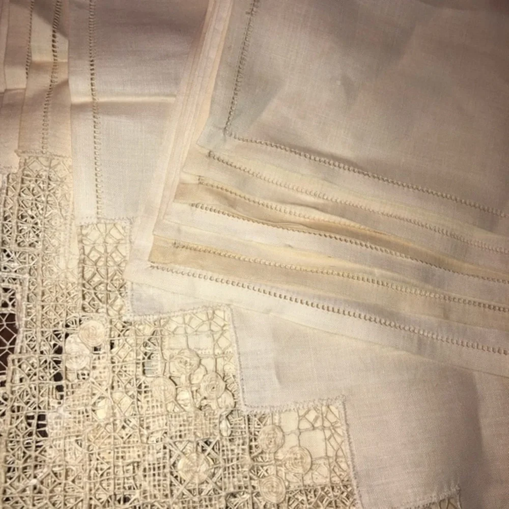NEW set of 7 unused vintage linen lace trimmed napkins